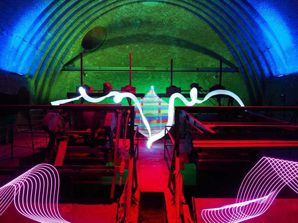 Das Spiel mit den Lichtern übernahmen die beiden Künstler teils mit handelsüblichen Taschenlampen, teils mit abenteuerlichen, selbst angefertigten Leuchtmitteln. Um selbst nicht von der Kamera aufgezeichnet zu werden, kleideten sich die Lichtperformer schwarz.