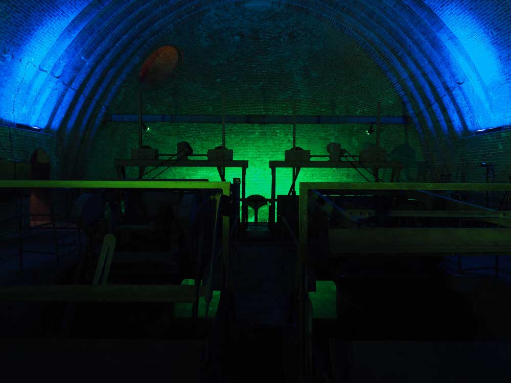 Hier sieht man einen der Keller der Prager Loacation, der vom Lichtkünstlerduo Olaf Schieche und Eugenia Ospanov bereits vorbeleuchtet war.