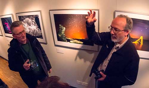 Auf der Vernissage der Ausstellung „Lichtertanz“ der Olympus Community erklärt Fotograf Reinhard Wagner, wie seine Bilder entstanden sind.