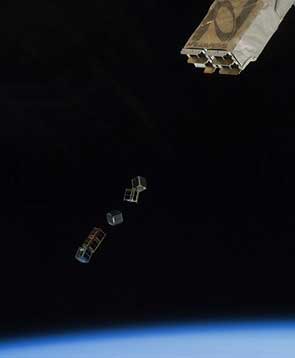 28. Februar 2014: Fünf Nano-Satelliten werden von der ISS in ihre Umlaufbahn ausgesetzt; der mittlere von ihnen ist SkyCube.