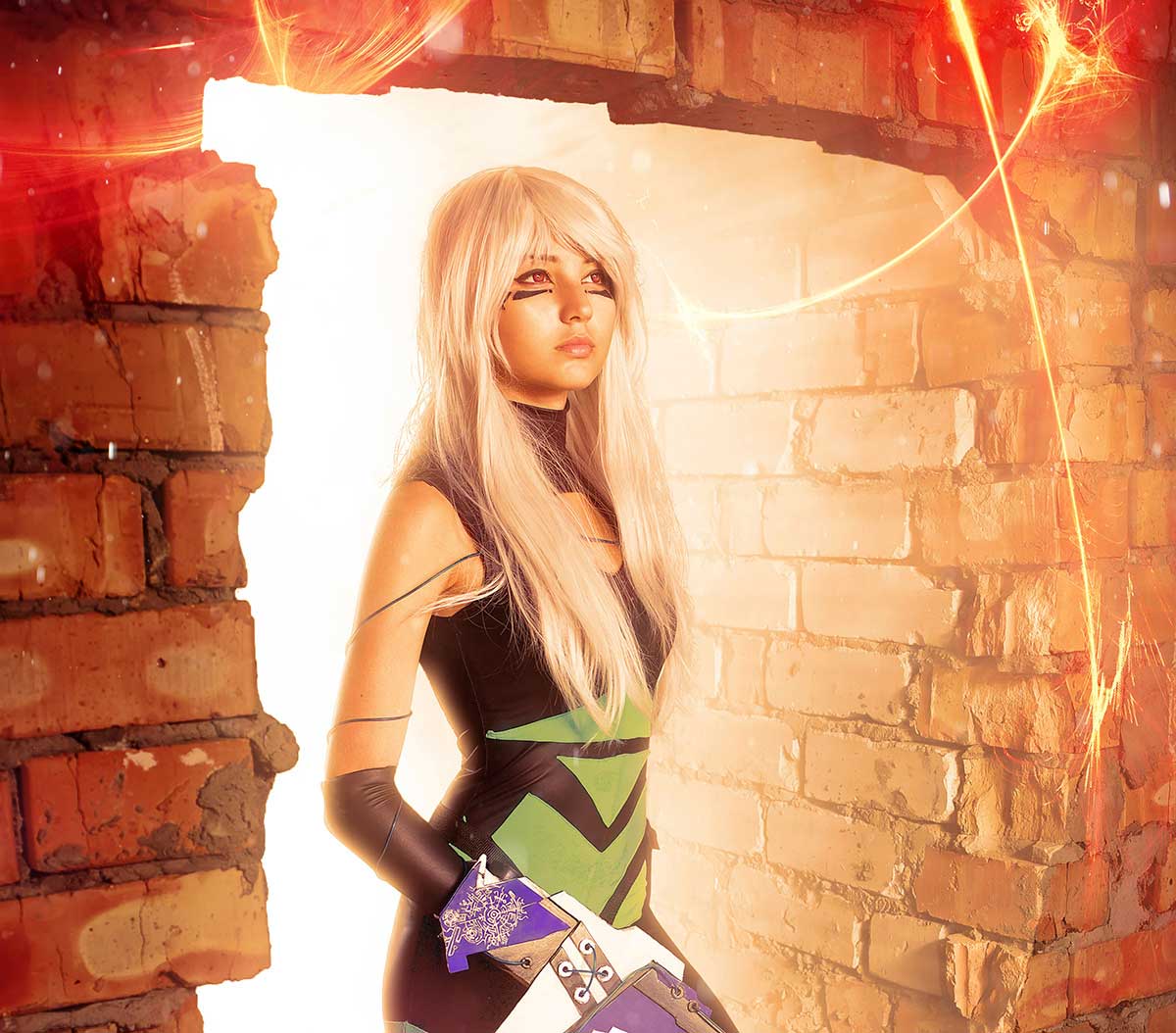 Young girl holding a blade in the dungeon Original cosplay character. Artistic shoot, new conceptual idea. Bilder digital nachbeleuchten