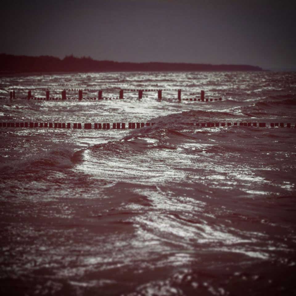 Zingst. Es stürmt die meiste Zeit. Was wiederum schöne Wellen erzeugt.