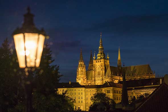 Die Prager Burg bei Nacht, aufgenommen mit der Fuji X-T2