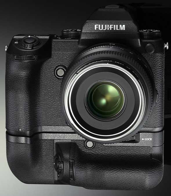 photokina 2016 und die Zukunft 03 Quadratisch, praktisch, gut: Die spiegellose Mittelformatkamera Fuji GFX 50s mit ihrem optionalen Hochformatgriff