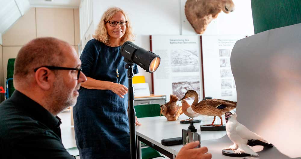 Praxis-Test mit Exponaten: Museumspädagogin Silke Straatman unterstützt die DOCMA-Aktion im Ostpreußischen Landesmuseum Lüneburg. Smarte Studiofotografie mit dem Profoto B10
