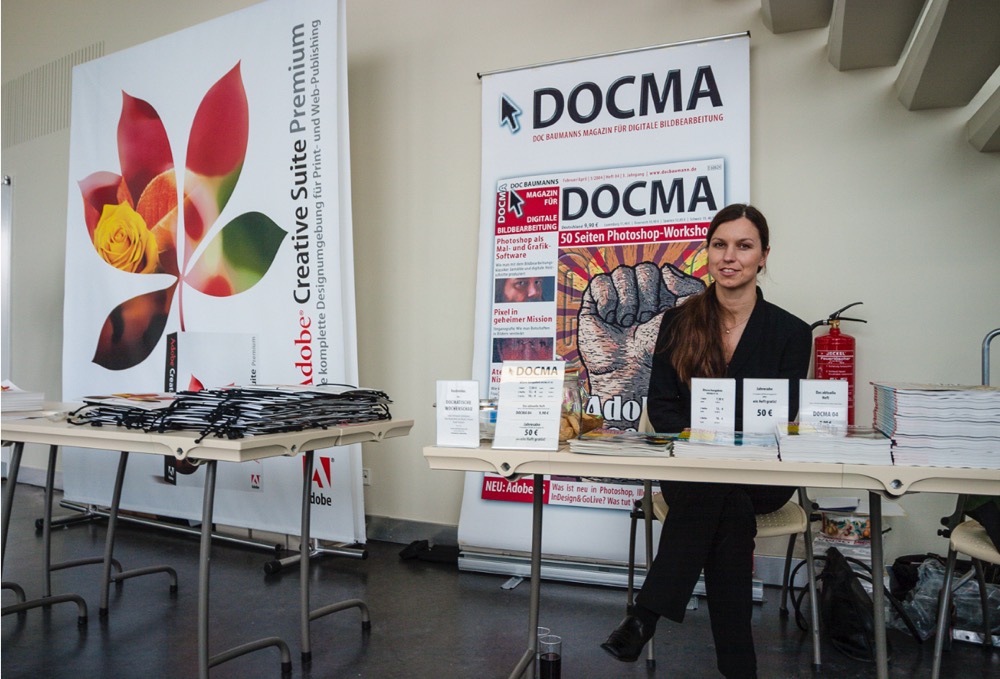 Unsere spätere Verlegerin Ina Künne an einem der ersten DOCMA-Messestände auf einer Adobe-Veranstaltung in Berlin.