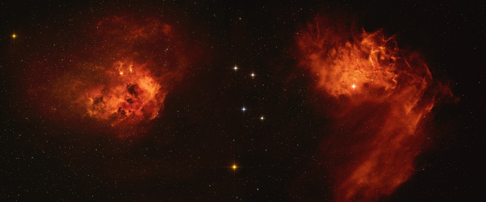 Der Kaulquappen- und der Flaming-Star-Nebel im Sternbild Fuhrmann, ein aus Einzelbildern gestitchtes Panorama. Die Nebel wurden mit einer monochromen Sigma fp und H-alpha- sowie S-II-Schmalbandfiltern aufgenommen, die Sterne mit einer Sigma fp L.