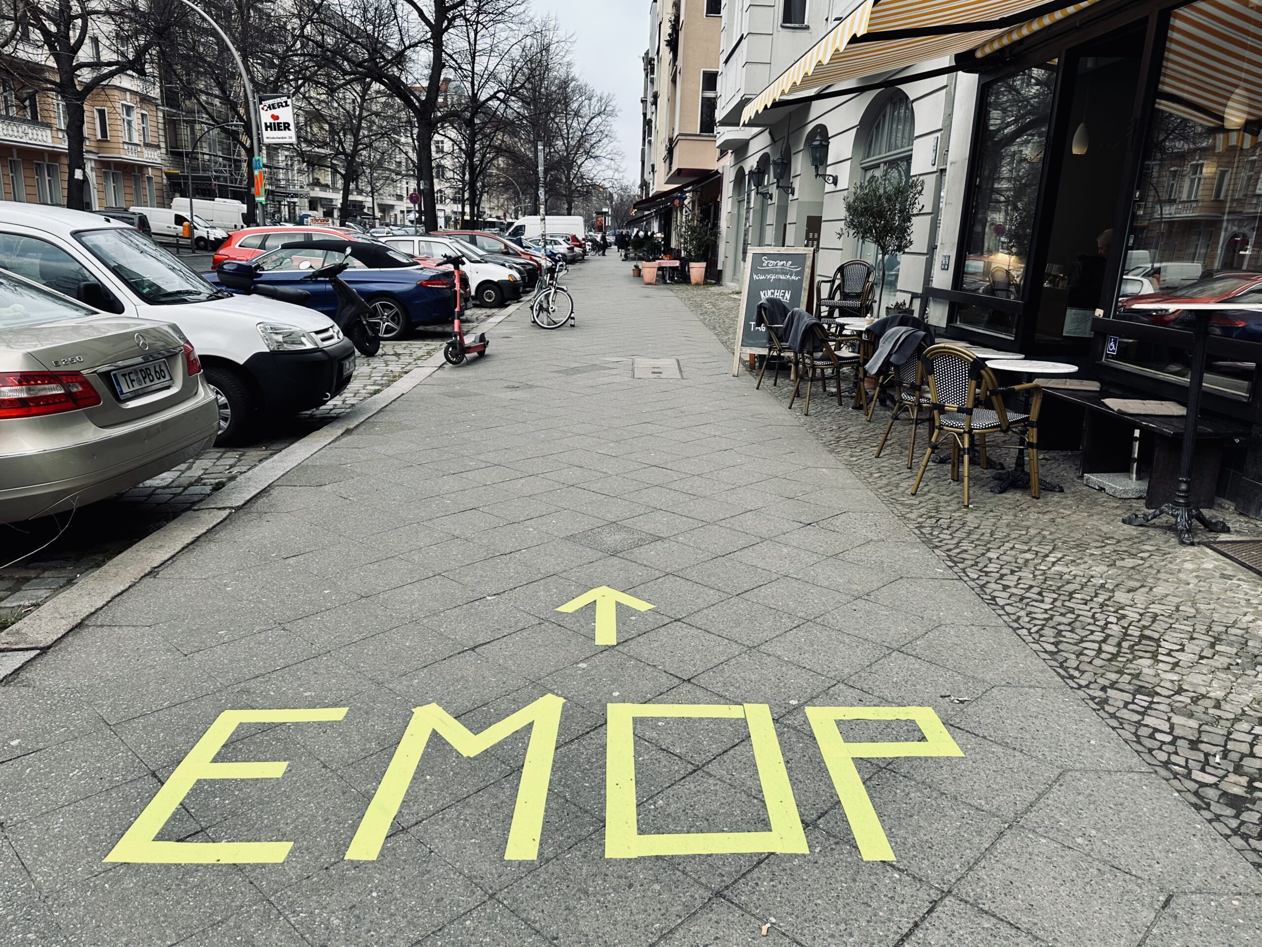 Wegweiser zur Jubiläumsausstellung „Touch“ auf der Berliner Kantstraße. EMOP Berlin: Zwischen Fotografie und Aktivismus