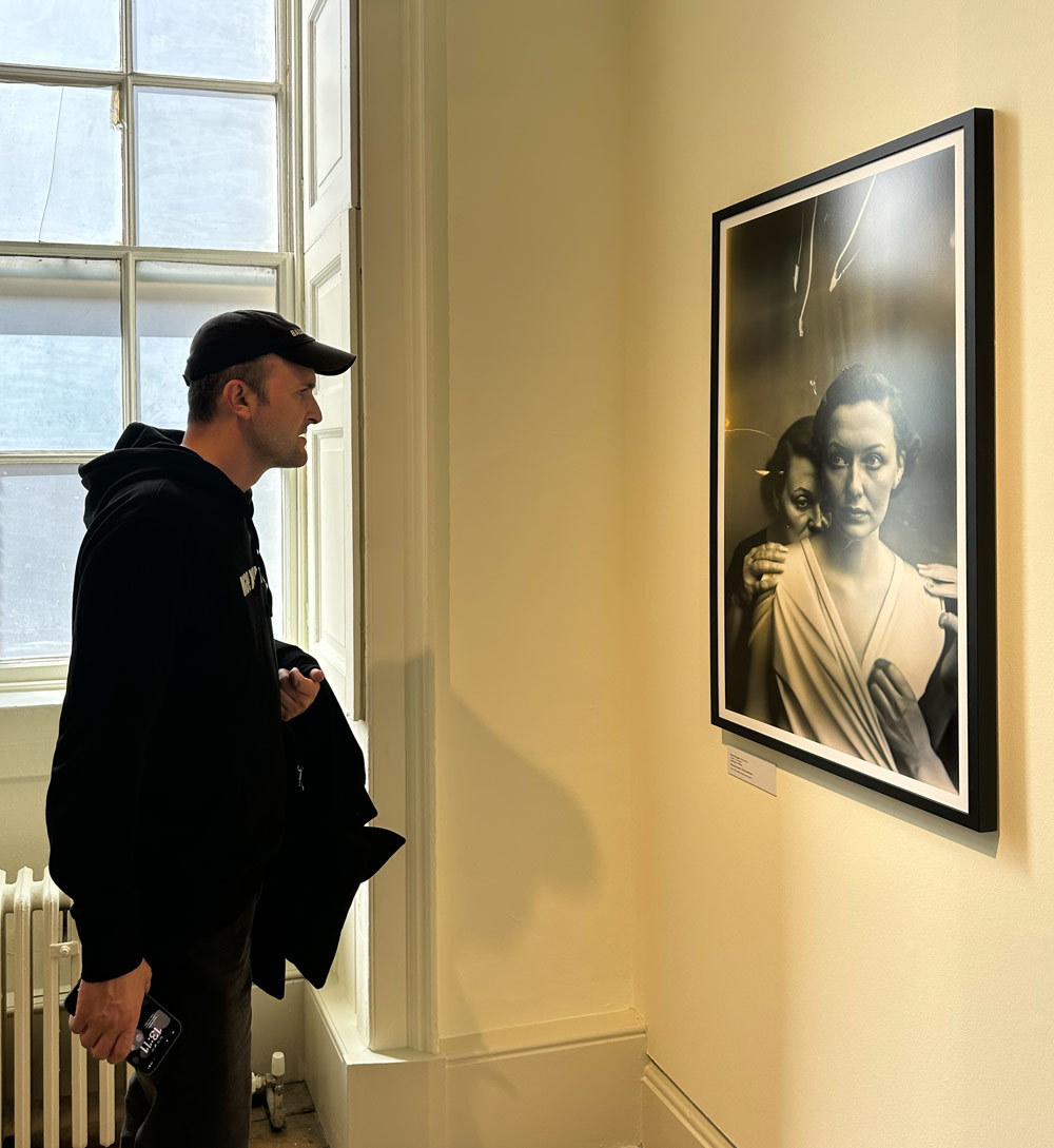 Das Bild The Electrician hing nur einen Tag in der Ausstellung des Sony World Photography Awards im Summerset House in London. Mit der Rückgabe des Preises wurde es umgehend abgehängt. 5 Fragen an den KI-Künstler Boris Eldagsen