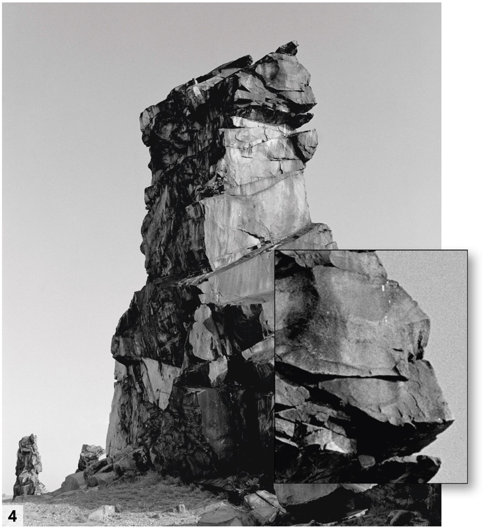 Der steil aufragende Felsen bietet die ganze Palette der Graustufen. Der Ausschnitt zeigt das Korn des Kodak Tri-X-Films mit ISO 400. Foto: André Giogoli. Schwarzweiß-Fotografie