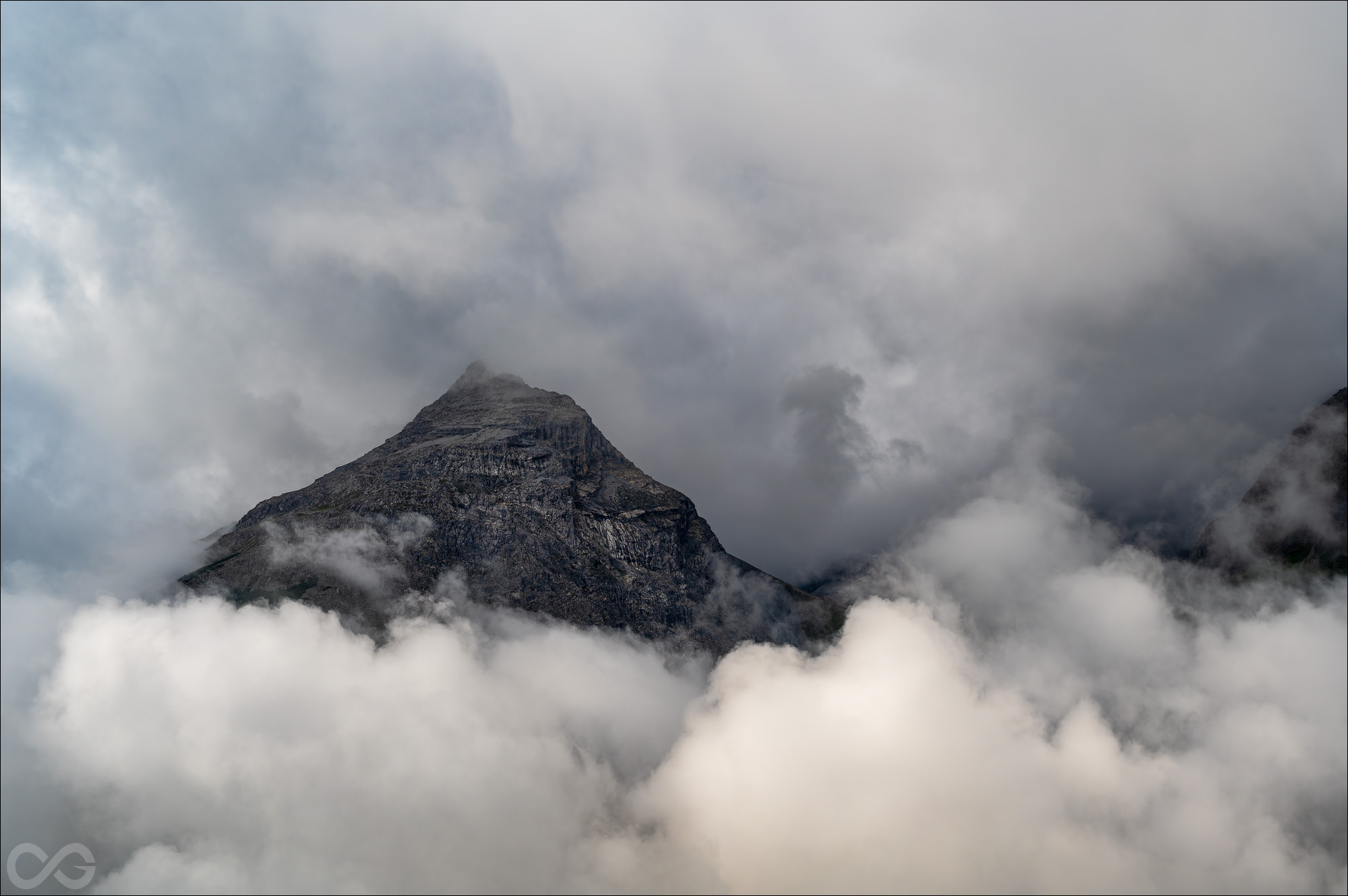 Manche Fotos kann man erst nachvollziehen, wenn man eine vergleichbare Szene selbst gesehen hat. Hier: Ein Berg mit Wolken, okay. Wie riesig und majestätisch das Ganze ist, und wie schnell dieser spezielle Moment vorbei war, kann man anhand dieses einen Fotos nicht erahnen. © Olaf Giermann