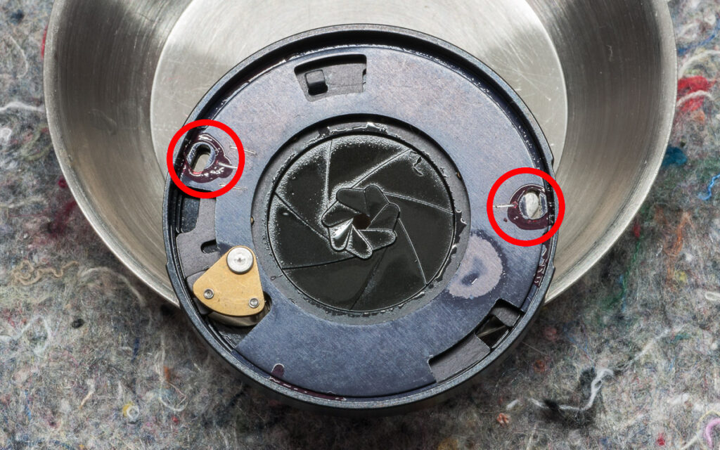 Nikon E Blendentopf. Tücke im Detail: Verklebte Schrauben in Objektiven