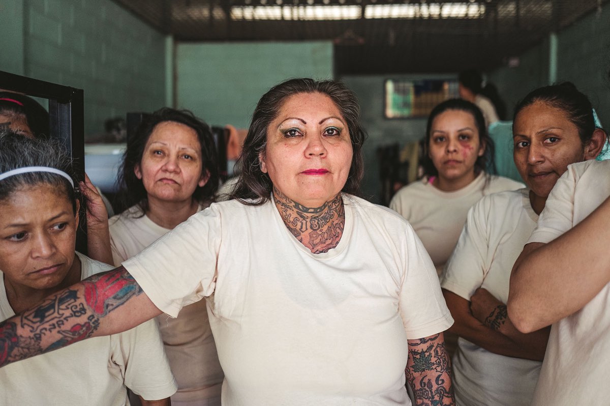 Ilopango, San Salvador – 8. März, 2021. Diese Gruppe von Frauen ist wegen Verbrechen im Zusammenhang mit der 18th Street Gang inhaftiert. Das Gefängnis hat beschlossen, die Frauen nach ihrer Gang-Zugehörigkeit zu trennen, um Konflikte und Kämpfe zu vermeiden. Patricia, die Frau in der Mitte, hat eine Strafe von über einhundert Jahren zu verbüssen. Sie darf ihre Zelle nur eine Stunde am Tag verlassen, hat keinen Kontakt zu ihrer Familie oder ihrem Anwalt und darf sich nicht an Freizeitaktivitäten beteiligen. Ungleichheit verringern