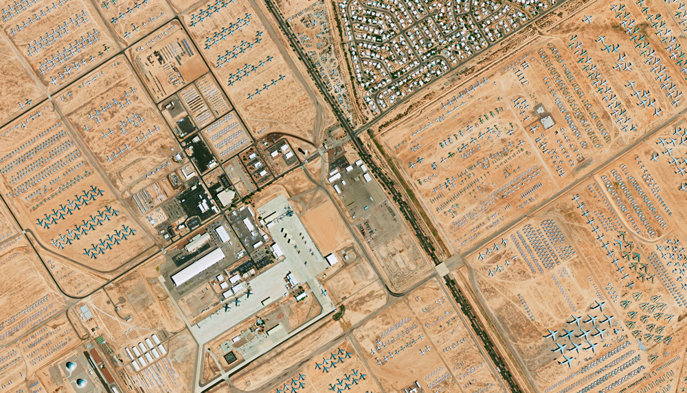 32°09.3’ N / 110°49.8’ W Tucson, Vereinigte Staaten. Auch hochentwickelte Rüstungsgüter haben ein Ablaufdatum oder werden einmal schlicht nicht mehr benötigt. Mehr als 4 000 ausgemusterte Flugzeuge der US-Streitkräfte stehen auf einer mehr als zehn Quadratkilometer grossen Fläche neben der Davis Monthan Air Force Base und warten darauf, weiterverkauft, ausgeschlachtet oder verschrottet zu werden. Dieser Standort wurde gewählt, weil hier die trockene Luft die Korrosion der Metalloberflächen verhindert. Agenda 2030: Stadtentwicklung