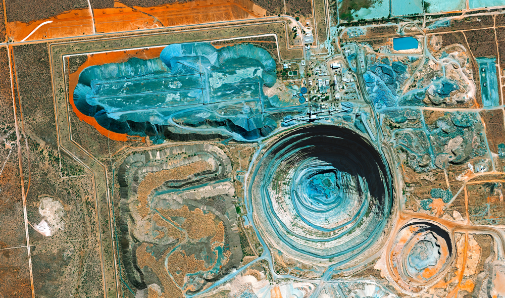 21°31.0’ S / 25°41.1’ E Detoie, Botswana. Botswana gehört zu den Ländern mit den bedeutendsten Diamantenvorkommen. Hier liegt auch die Orapa-Mine, die, in Bezug auf Fläche, grösste Diamantenmine der Welt. Entlang eines alten Vulkanschlotes reicht die Grube mehr als 200 Meter in die Tiefe. Mehrfache Sicherungszäune umgeben das Gelände der Mine mit der Abbaustätte. Für die Förderung von etwa zwei Tonnen Diamanten müssen hier jedes Jahr mehr als 60 Millionen Tonnen Gestein bewegt und verarbeitet werden. Agenda 2030: Stadtentwicklung