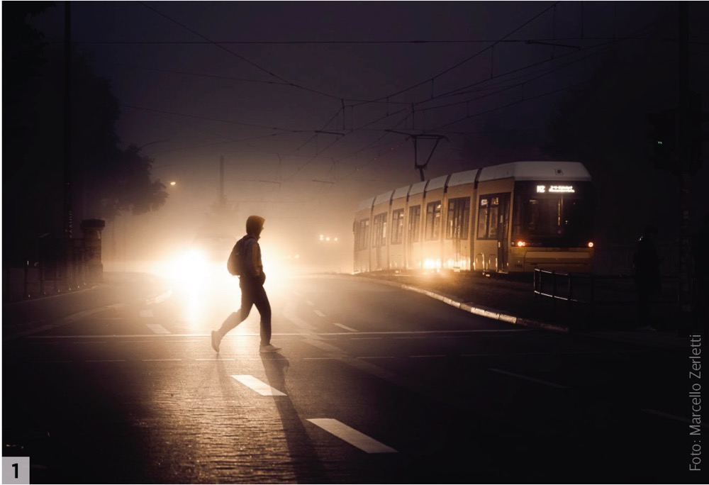 Nebel und die Scheinwerfer der Autos an einer Kreuzung sind die perfekte Kombination, um Menschen als Silhouetten aufzunehmen. Interview mit einem Buch: Nachtfotografie