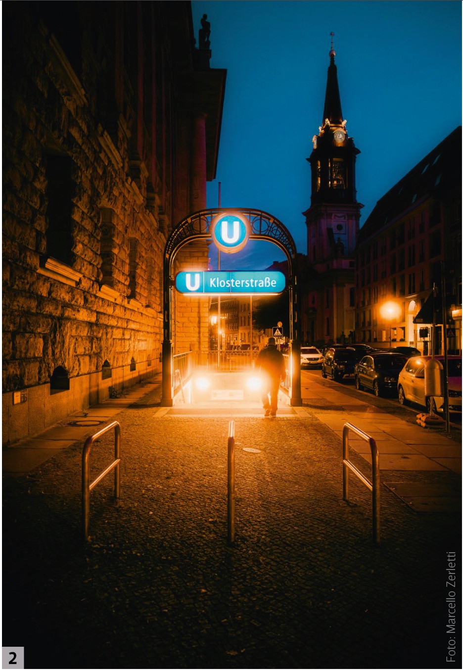 Der Einsatz eines Mist-Filters erzeugt diffuse Halos um die Lichter am U-Bahn-Eingang. Interview mit einem Buch: Nachtfotografie