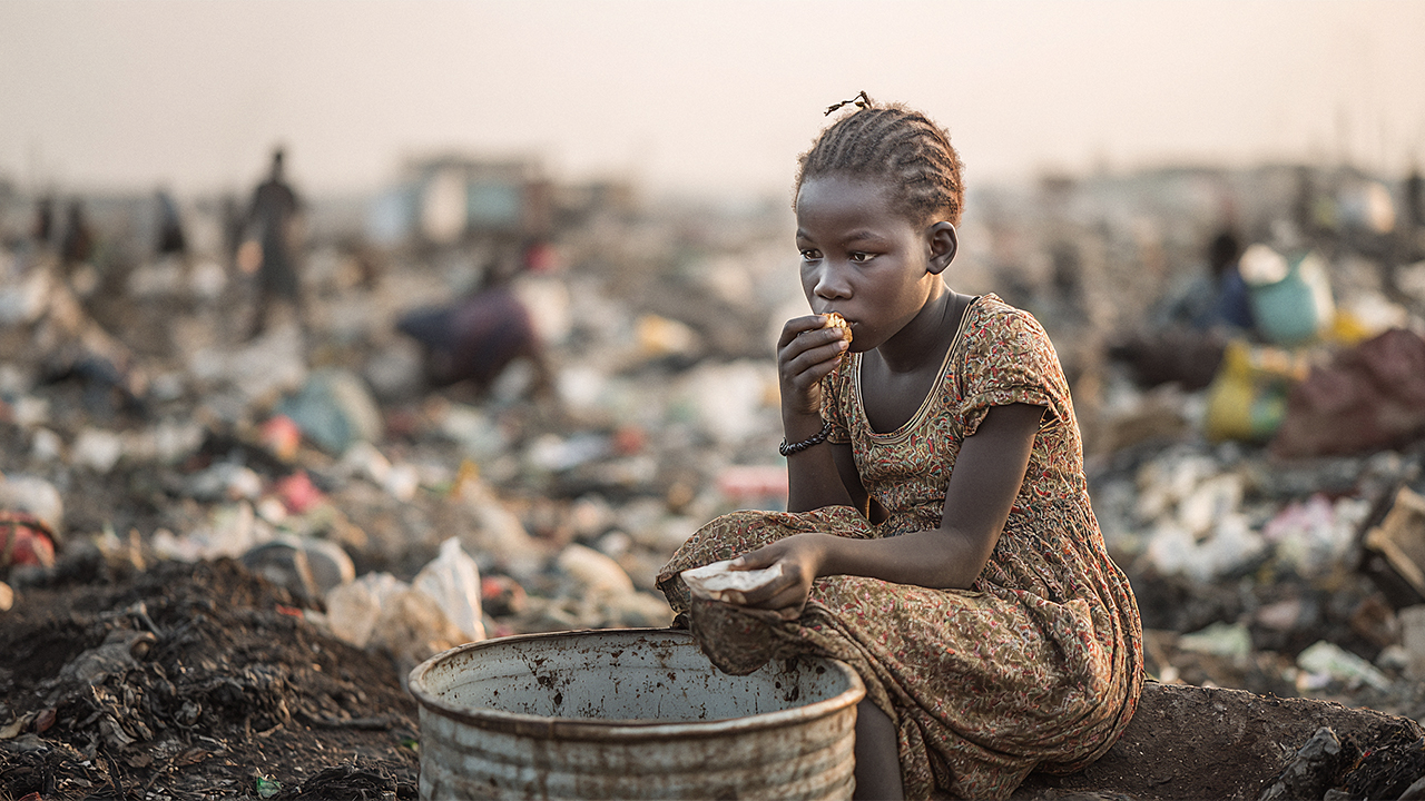 Der Prompt ist simpel: <br/>a girl in an african rubbish dump eating from a garbage can