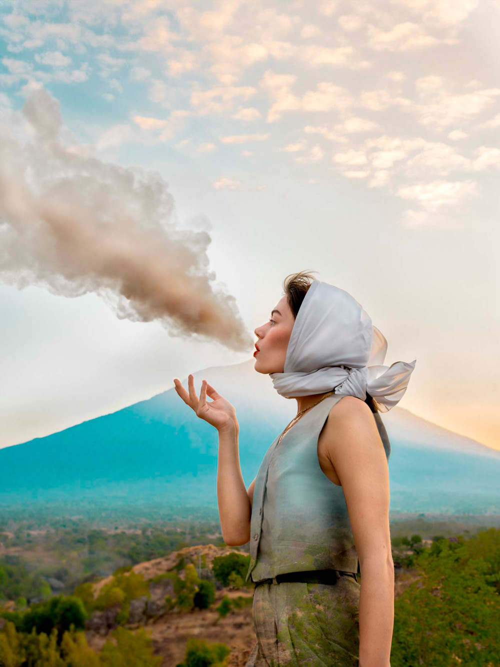 Fotografische Weltenbummlerin
Amelie Satzger beschreibt sich selbst als Digital Nomad. Sie reist als freiberufliche Fotografin um die Welt und lässt sich von neuen Orten inspirieren, wie hier auf Bali.<br/>Volcano  Sony Alpha 7 IV • Sigma 24–70mm 2.8 • 42mm • 1/50 s • f/7,1 • ISO 125 