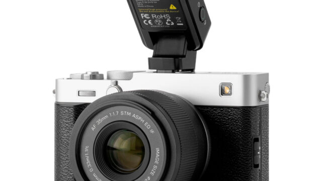 Kompakter Aufsteckblitz im Retro-Look