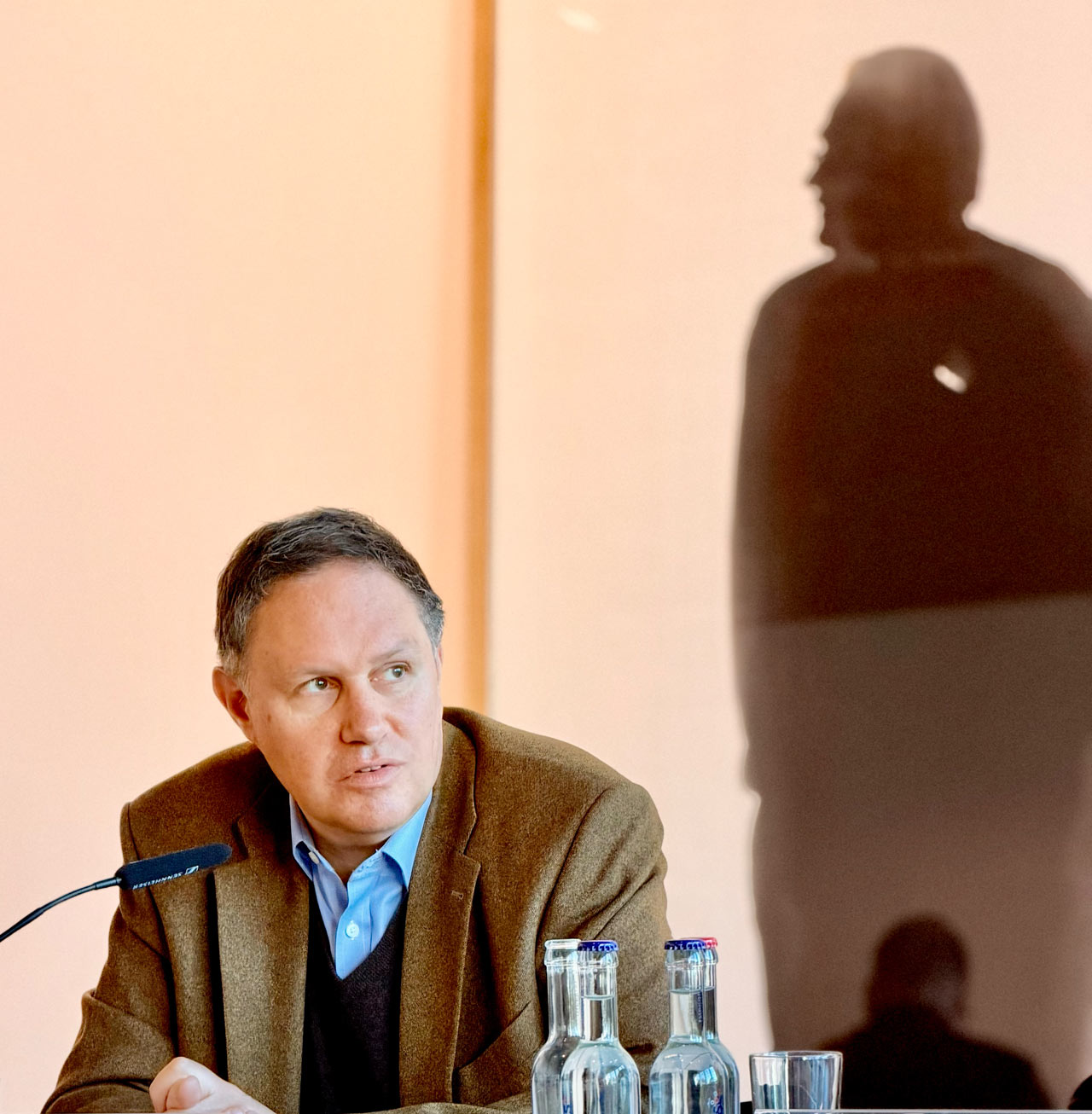 Carsten Brosda, Leiter der Behörde für Kultur und Medien in Hamburg vor dem Schattenriss F.C. Gundlachs