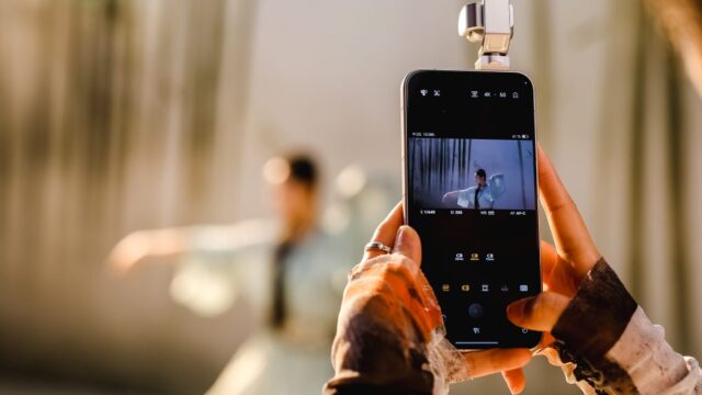2-honor-robot-phone-co-engineered-with-arri_in-action-1280x640