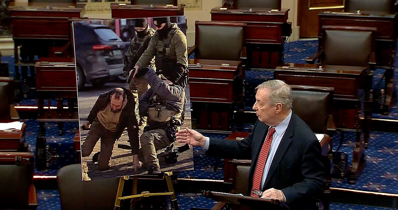 Senator Dick Durbin bei der Präsentation des KI-modifizierten  Beweisstücks