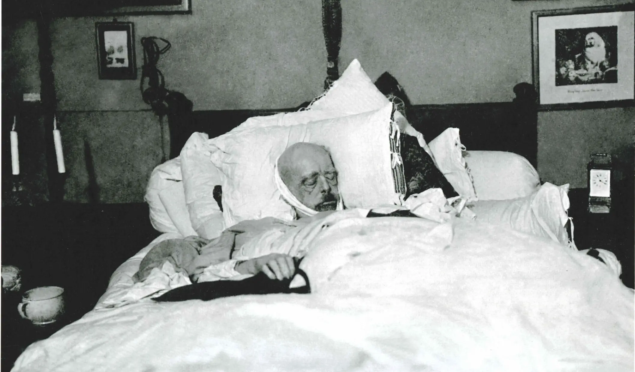 Das Foto des verstorbenen Recihskanzlers Otto von Bismarck, das die beiden Hamburger Fotografen Wilcke und Priester heimlich aufnahmen.