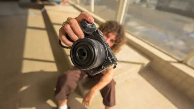 Nikon Z5IIC: Haltung, bitte!