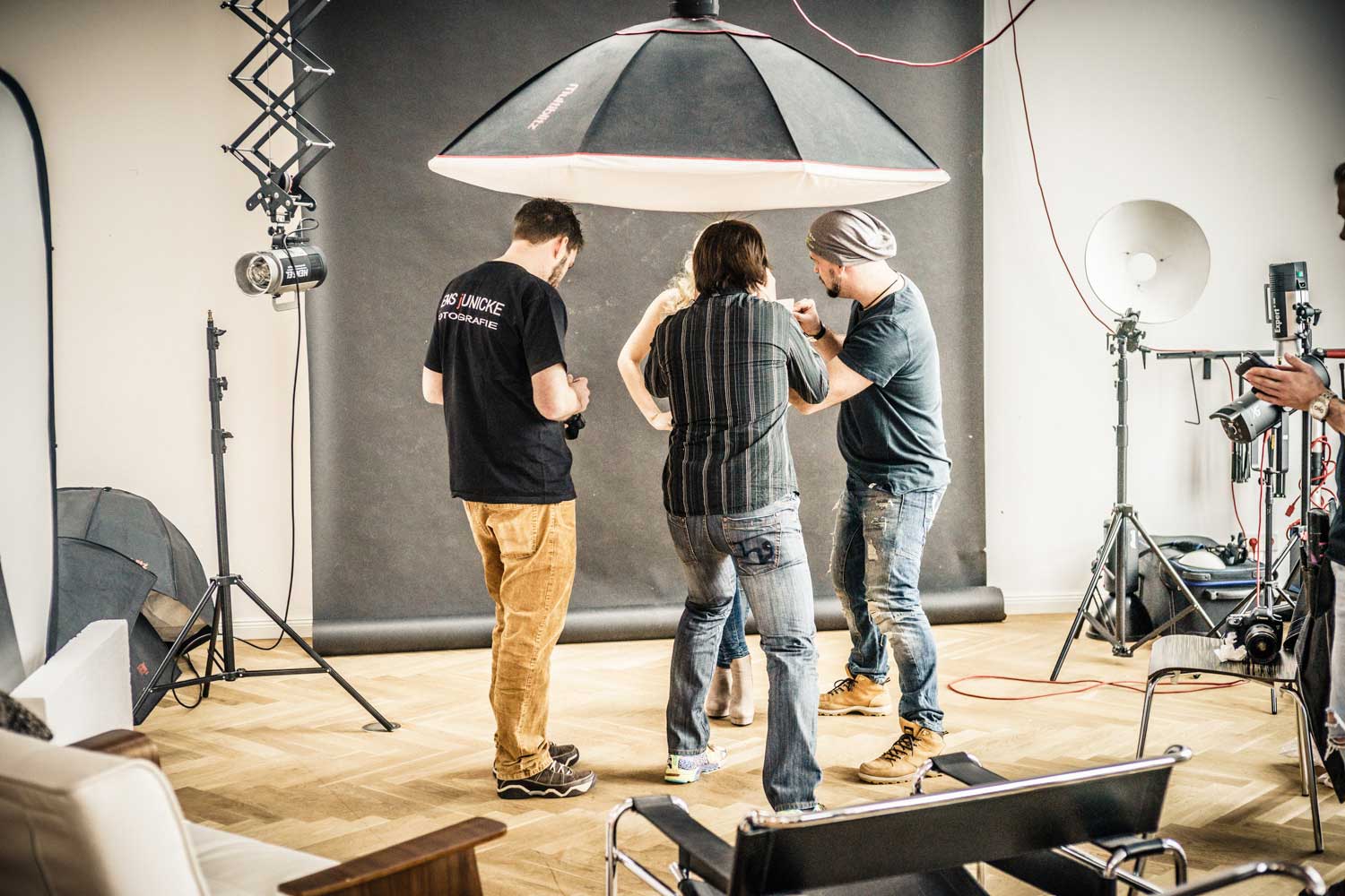 Hier sieht man das ganze Set zum Model-Bild von Madleine, an dem Matthias Schwaighofer einen Team die Aufnahmetechnik erläutert. 