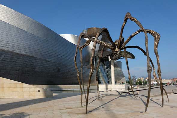 Die Panoramafreiheit garantiert, dass Gebäude und auch dauerhaft ausgestellte Kunstwerke von öffentlichem Grund aus fotografiert und diese Bilder auch gewerblich verwertet werden dürfen. Dieses Recht gilt bislang in weiten Teilen Europas wie hier im spanischen Bilbao.