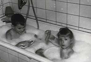 Im Pool mit einer Blondine (zirka 1965). Keine Ahnung, warum es nicht zum James Bond gereicht hat.