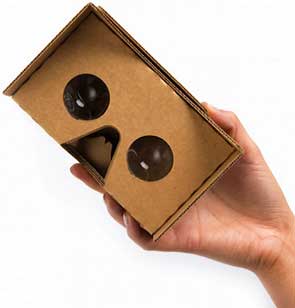 Ein Smartphone hat heutzutage jeder und zum VR-Betrachter fehlt nur noch etwas Pappe und zwei Linsen. (Foto: Google)