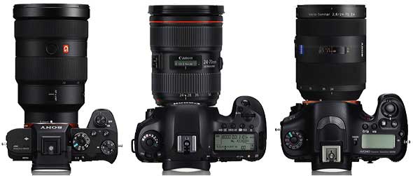 Spiegellose Kameras sind kleiner, die Kombination aus Kamera und Objektiv hingegen nicht immer, wie dieser Größenvergleich mit gleicher Brennweite, Lichtstärke und Bildformat zeigt: Die Sony Alpha 7R II ist samt Standardzoom ebenso groß wie eine Canon EOS 5Ds oder Sonys eigene DSLR Alpha99.