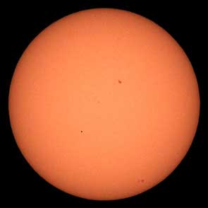 Merkur (unten links) vor der Sonne, aufgenommen am 9. Mai mit einem Beroflex 1:8 500 mm. Welche Objektive brauche ich wirklich?