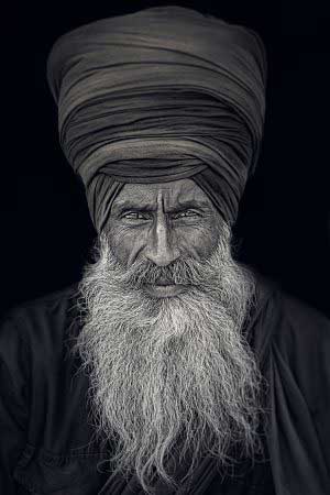 Portrait indian sikh man in turban with bushy beard. Amritsar, India. Close up. Hyperrealistische Looks mit Photoshop erzeugen