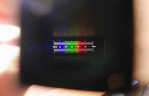 Beim Versuch, das Spektrogramm durch das Okular des Handspektroskops zu fotografieren, stört das Streiflicht