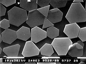 Bildauflösung – Die T-Kristalle in der Emulsion eines Schwarzweißfilms haben eine flache Oberfläche und sind daher besonders lichtempfindlich (Quelle: Kodak)