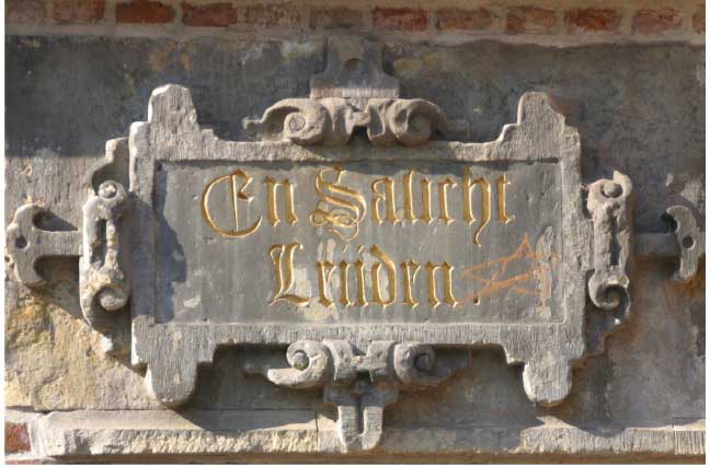 Inschrift auf einer Steintafel ersetzen
