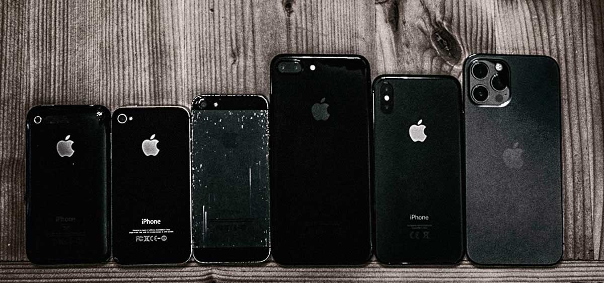 Ganz erstaunlich, wie viele unterschiedliche iPhone-Modelle sich in 13 Jahren in einer Redaktion ansammeln. Von Links nach rechts: 3G, 4, 5, 7 Plus, X, 12 Max Pro – und sie haben alle noch funktioniert.
