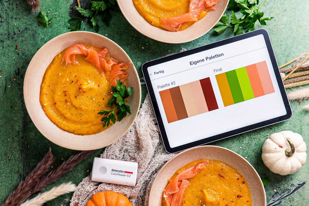 Mit Hilfe der von der ColorReader App vorgeschlagenen zum Orange der Suppe passenden Farben gestaltet Heike ein harmonisches Farbset, das die Kürbissuppe prominent in den Vordergrund rückt. ColorReader EZ