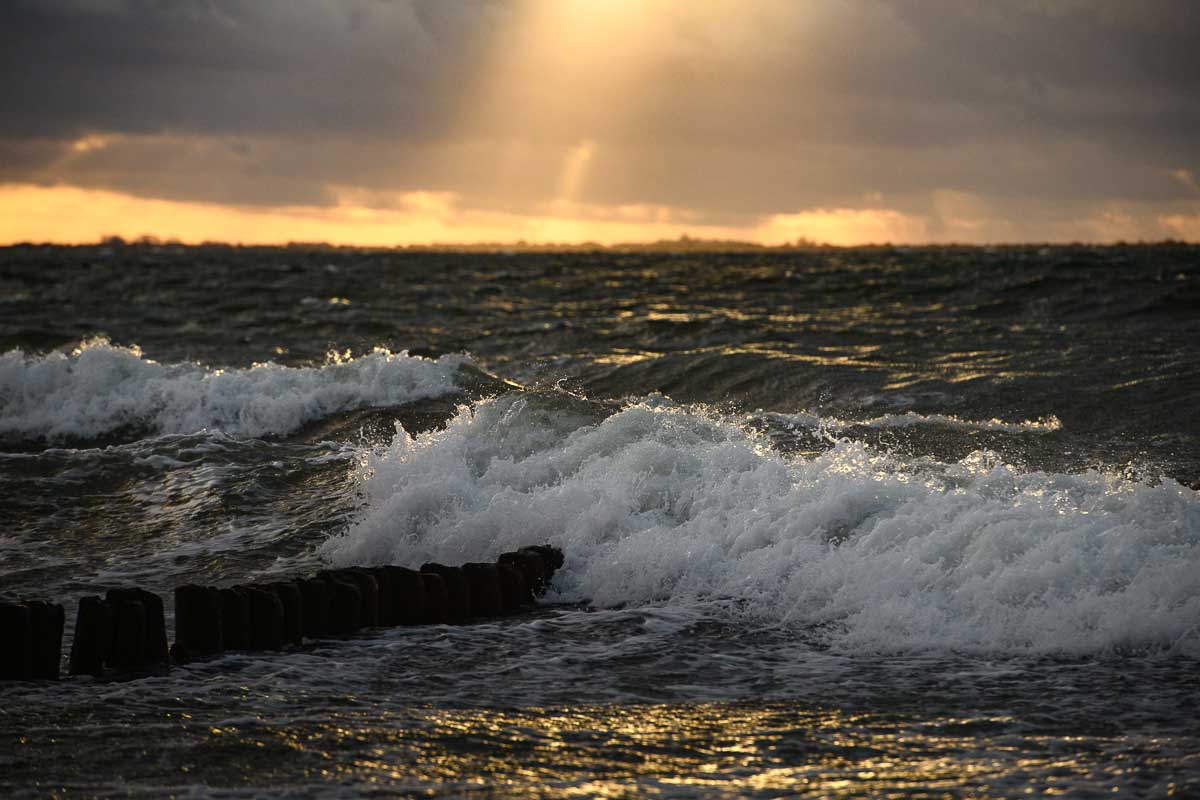 Meine alte Heimat begrüßte mich mit Sturm und hohen Wellen. So wie ich es mag. :-) Foto: Olaf Giermann. Olafs Wochenschnipsel: KW 47