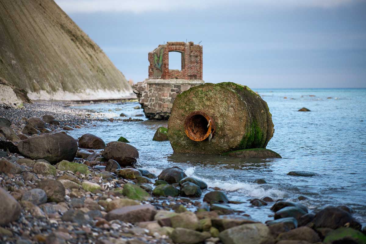 … in der anderen sieht man die Hinterlassenschaften vergangener menschlicher Küstenaktivitäten, wie hier die Ruine des alten Pegelturms. Foto: Olaf Giermann. Olafs Wochenschnipsel: KW 47