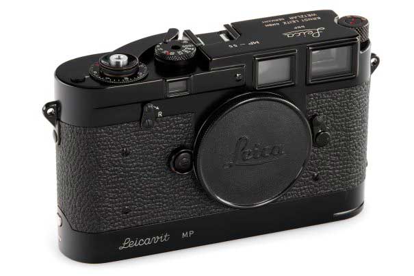 Image© Leica Camera AG, Leica MP black paint no. 55. Die Schwarzlack Version wurde nur 141-mal produziert – die Leica MP black paint no. 55 war einem anonymen Sammler nun 1,2 Millionen Euro wert (inklusive Premium).