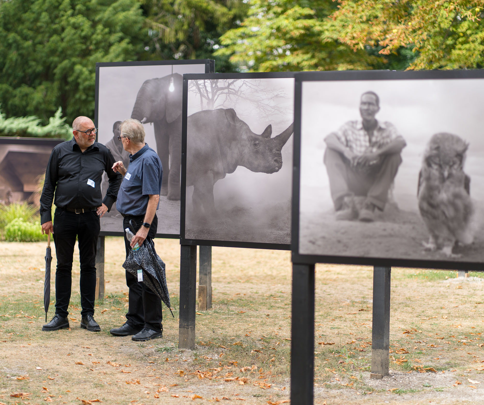 Gründertreffen: DOCMA Chefredakteur Christoph Künne und der Chefredakteur der European Photography Andreas Müller-Pohle am Rande der Nick-Brandt-Ausstellung im Gutenbrunner Park.