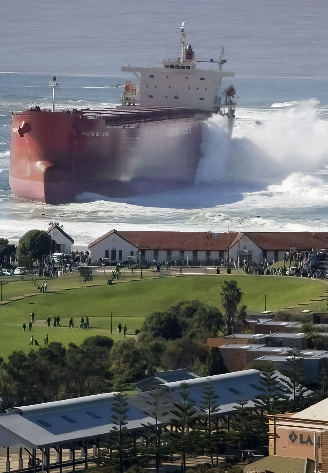 Das Schiff wirkt riesig vor der kleinen Siedlung. Perspektivische Bildwirkung extrem – per KI-Filter, Foto-Experiment und Social-Media-Posts und „Fußzoom“